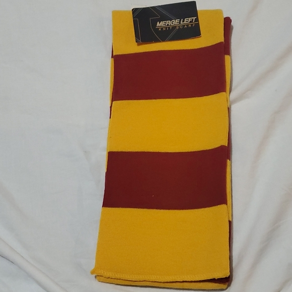 Merge left Knit scarf. - Picture 5 of 6